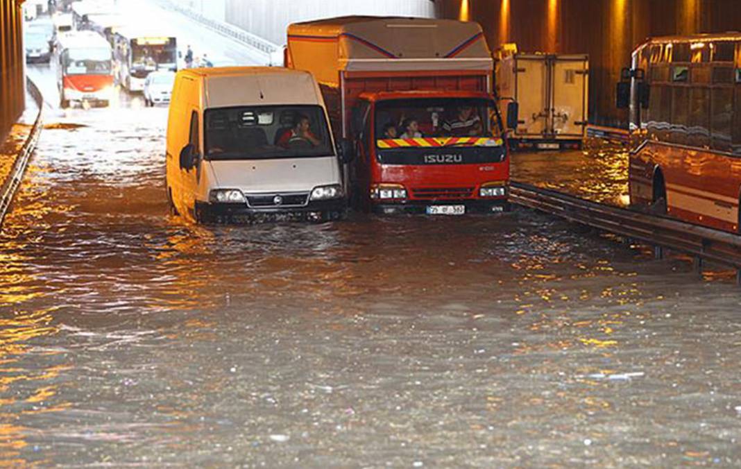 İzmir'de şiddetli sağanak ve fırtına hayatı felç etti 1