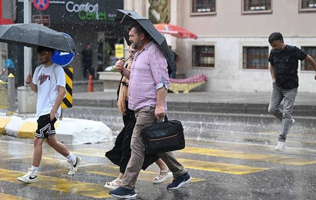 İzmir'de şiddetli sağanak ve fırtına hayatı felç etti 5