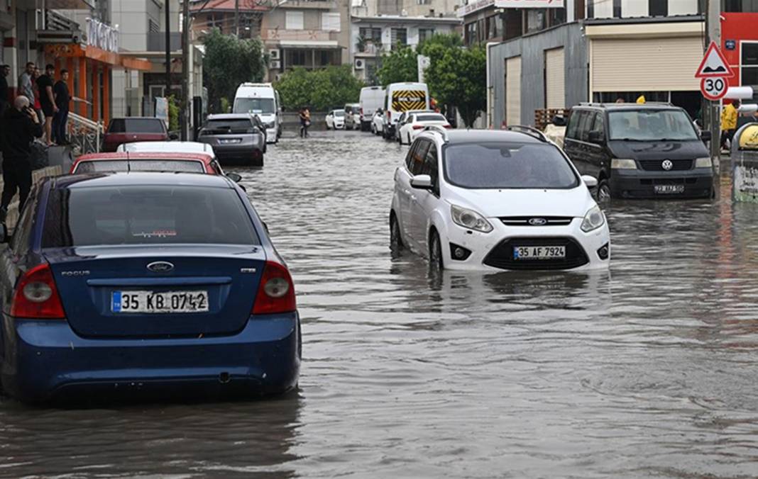 İzmir'de şiddetli sağanak ve fırtına hayatı felç etti 6