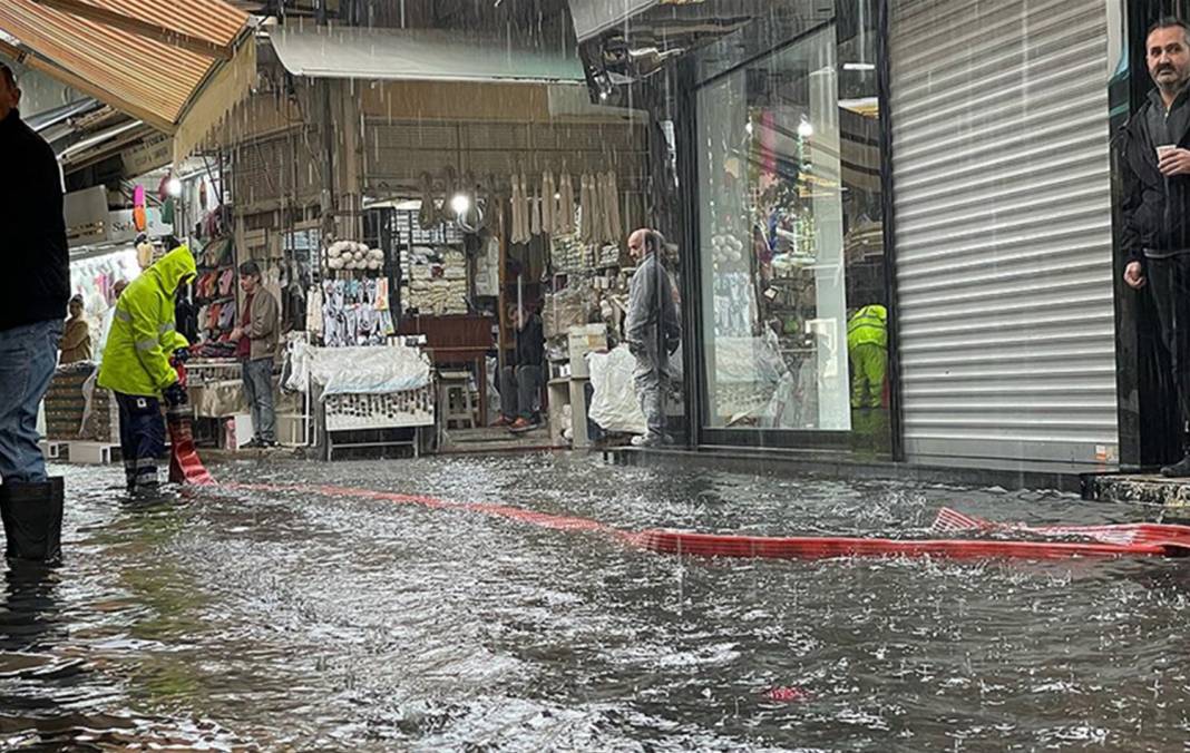 İzmir'de şiddetli sağanak ve fırtına hayatı felç etti 7