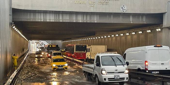 İzmir'de şiddetli sağanak ve fırtına hayatı felç etti