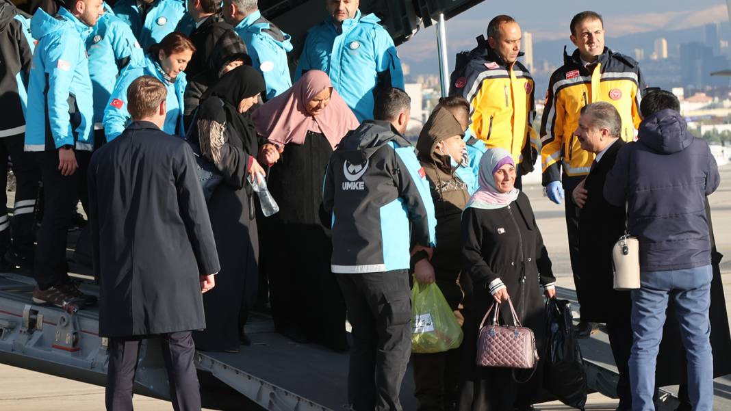 Bakan Koca karşıladı: Gazzeli hastalar Ankara'ya geldi 7