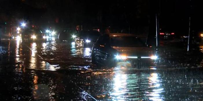 Bakırköy'de cadde göle döndü; araçlar kaldırımdan gitti 2