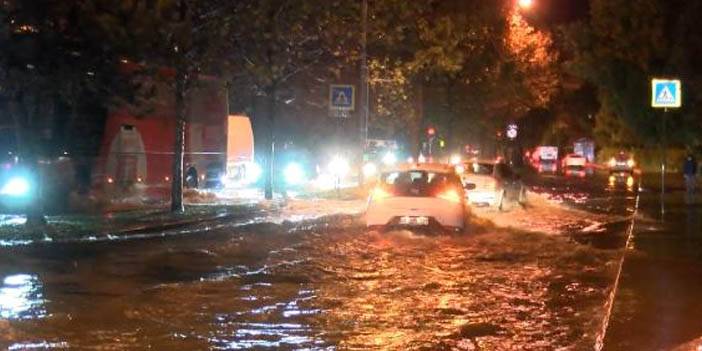 Bakırköy'de cadde göle döndü; araçlar kaldırımdan gitti 7