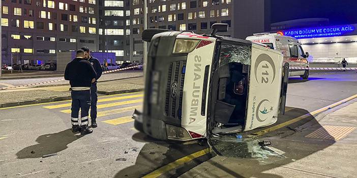 Ankara'da otomobilin çarptığı ambulans devrildi 1