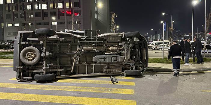Ankara'da otomobilin çarptığı ambulans devrildi 4