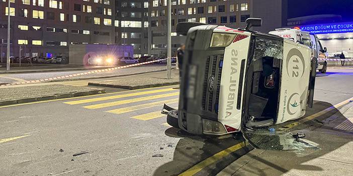 Ankara'da otomobilin çarptığı ambulans devrildi 5