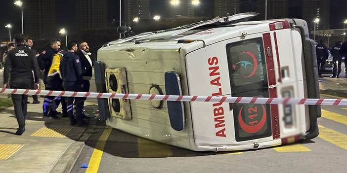 Ankara'da otomobilin çarptığı ambulans devrildi 7