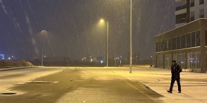 Kar yağışı etkili oldu: Ankara beyaza büründü 4