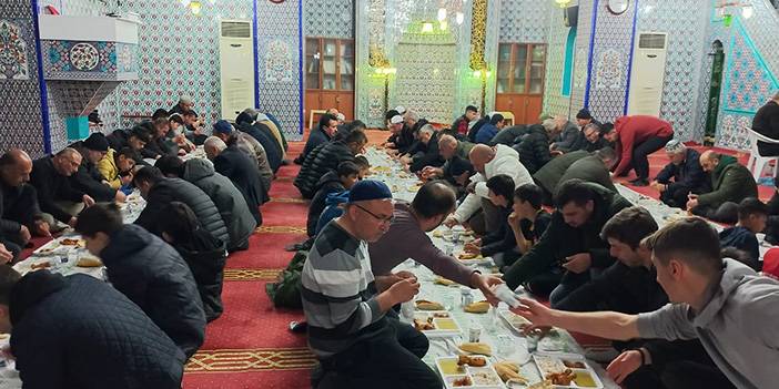 Oğuzlar Ulu Cami'de cemaate iftar yemeği 1