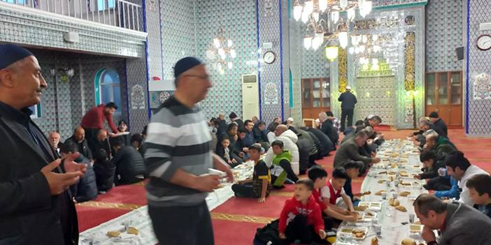 Oğuzlar Ulu Cami'de cemaate iftar yemeği 3