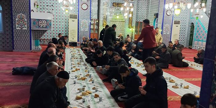 Oğuzlar Ulu Cami'de cemaate iftar yemeği 4