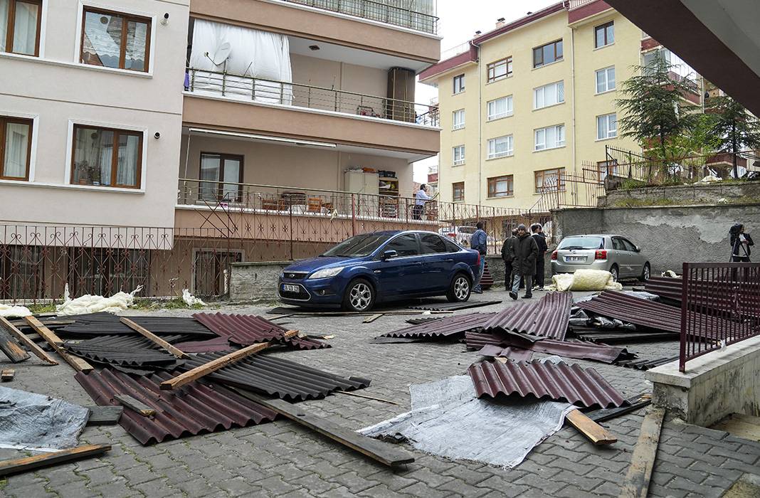 Fırtına Ankara'yı esir aldı: Çatılar uçtu 10