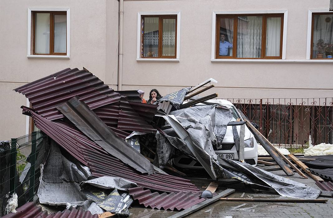 Fırtına Ankara'yı esir aldı: Çatılar uçtu 11