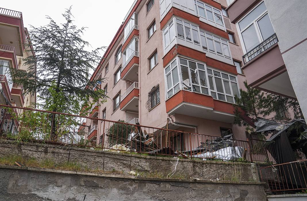 Fırtına Ankara'yı esir aldı: Çatılar uçtu 4