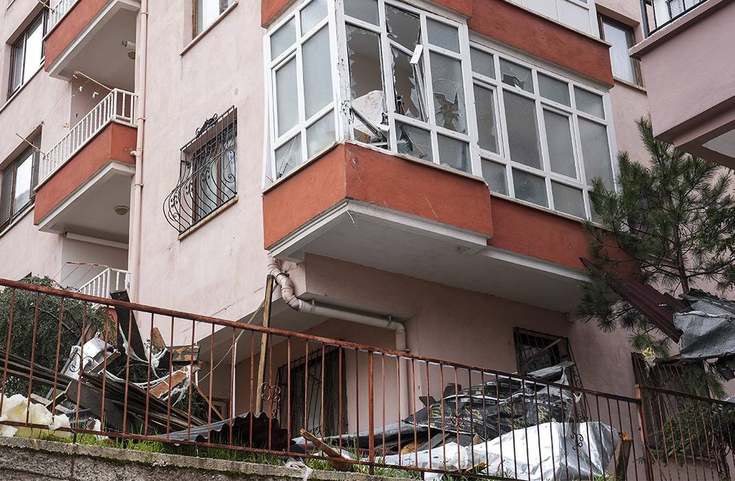 Fırtına Ankara'yı esir aldı: Çatılar uçtu 5