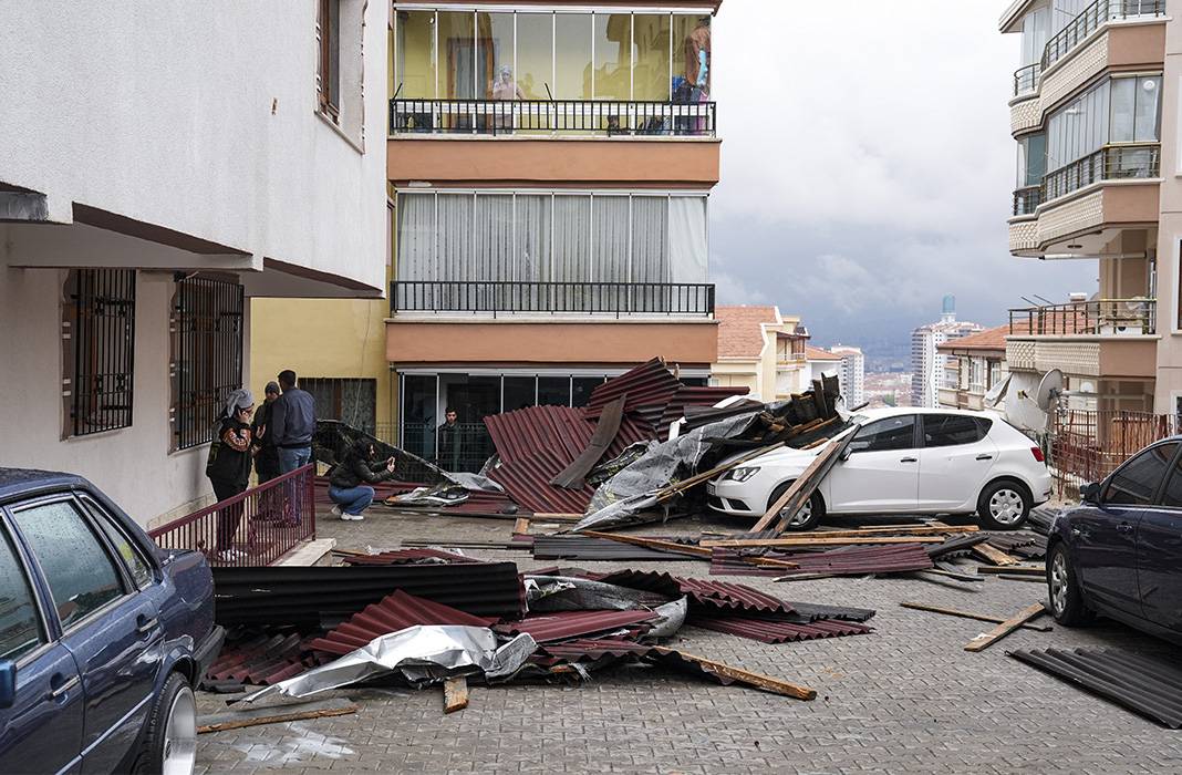 Fırtına Ankara'yı esir aldı: Çatılar uçtu 6