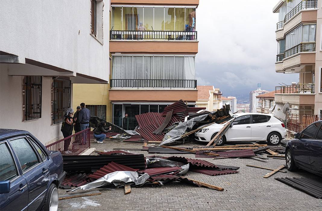 Fırtına Ankara'yı esir aldı: Çatılar uçtu 7