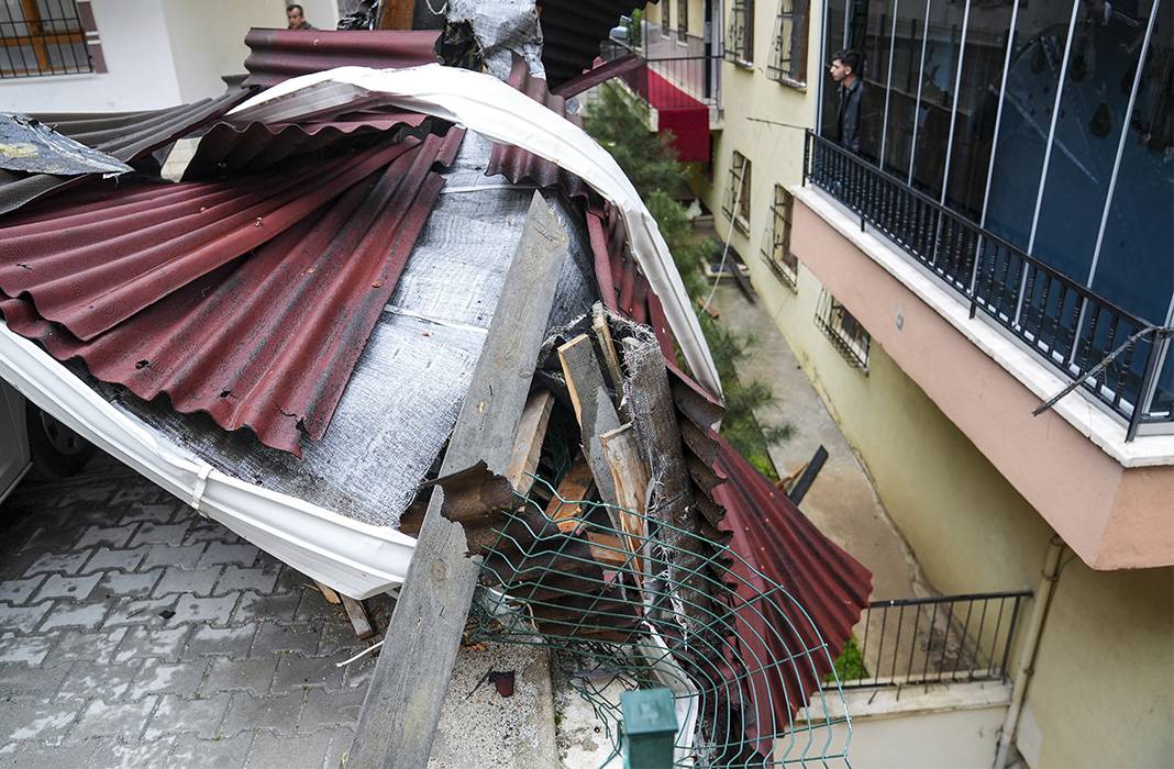 Fırtına Ankara'yı esir aldı: Çatılar uçtu 9