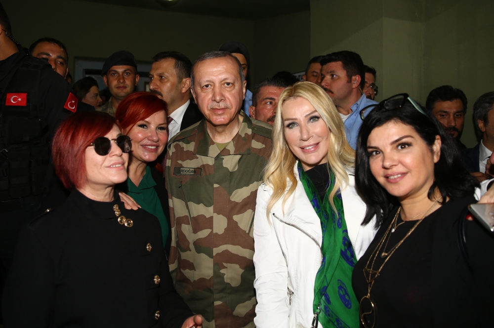Erdoğan ve ünlü isimler sınırda askere moral verdi 1