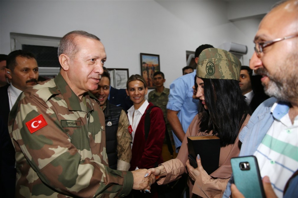 Erdoğan ve ünlü isimler sınırda askere moral verdi 10