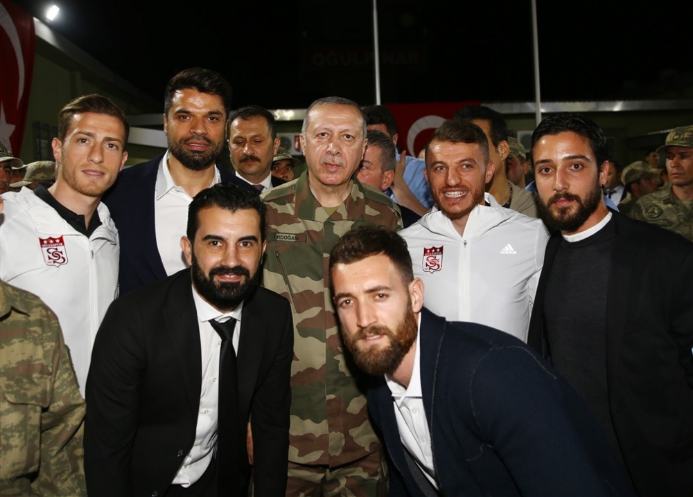Erdoğan ve ünlü isimler sınırda askere moral verdi 14