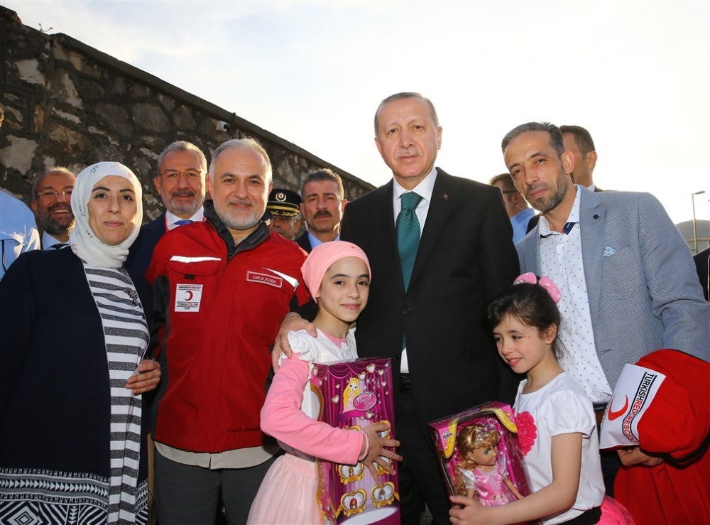 Erdoğan ve ünlü isimler sınırda askere moral verdi 20