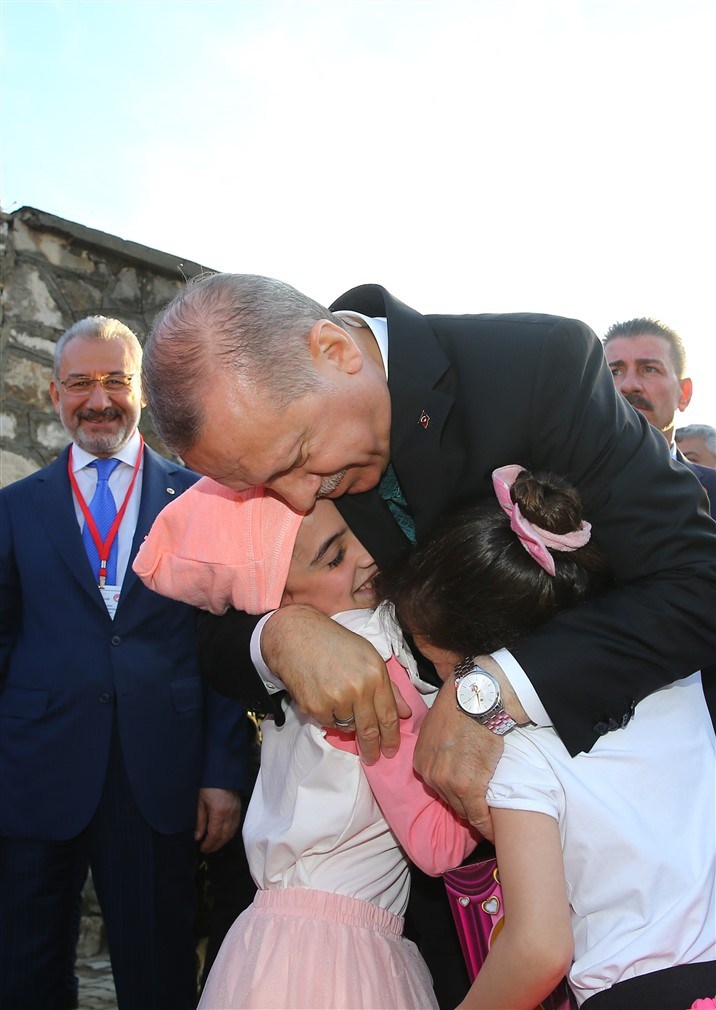Erdoğan ve ünlü isimler sınırda askere moral verdi 22
