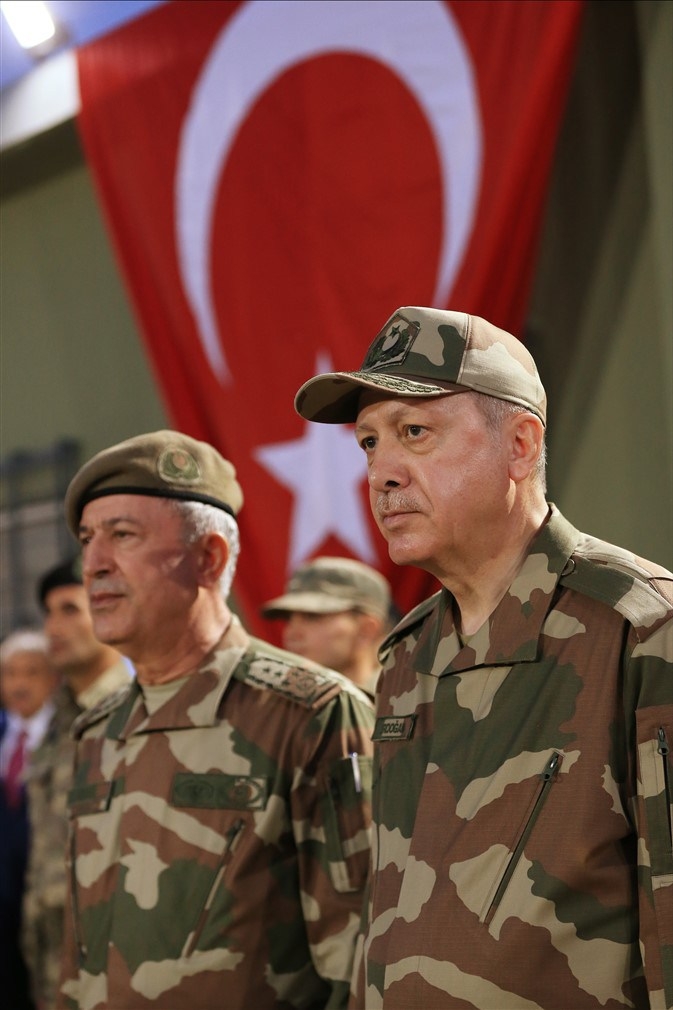 Erdoğan ve ünlü isimler sınırda askere moral verdi 48