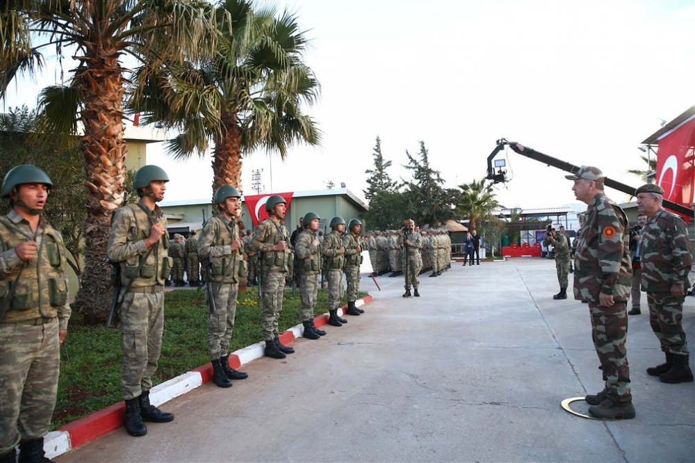 Erdoğan ve ünlü isimler sınırda askere moral verdi 49