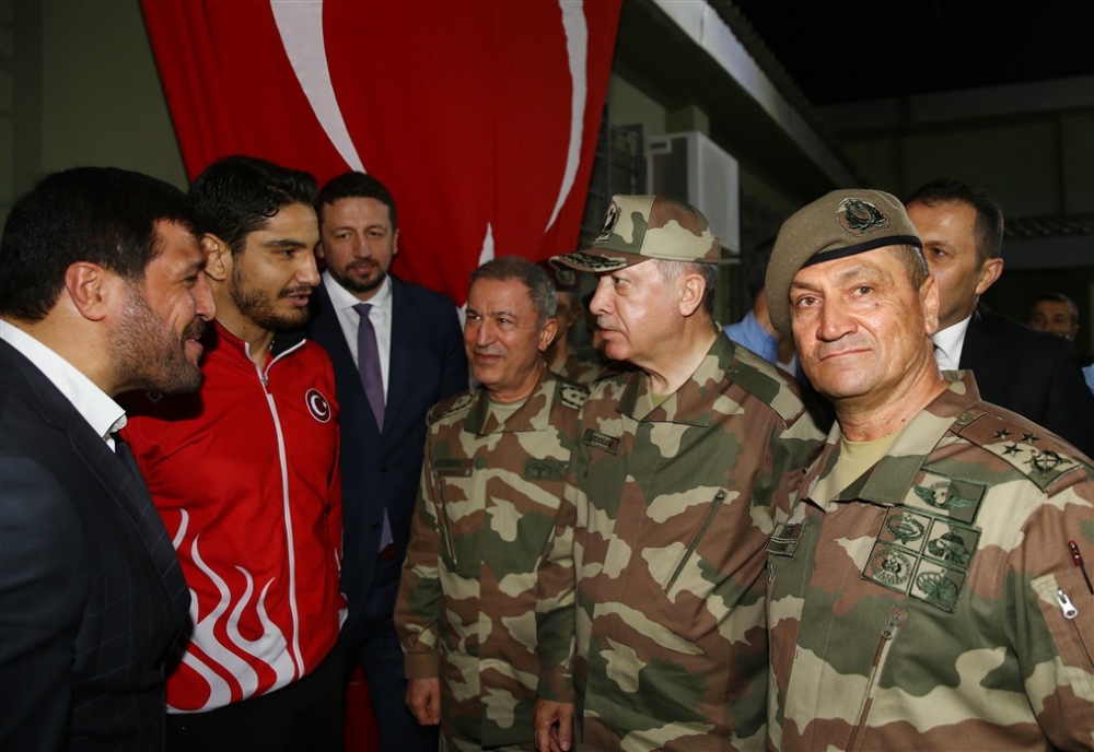 Erdoğan ve ünlü isimler sınırda askere moral verdi 6