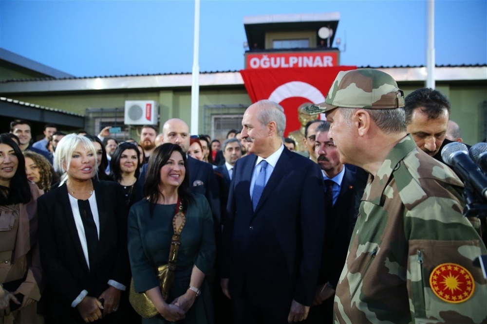 Erdoğan ve ünlü isimler sınırda askere moral verdi 61