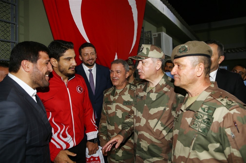 Erdoğan ve ünlü isimler sınırda askere moral verdi 65