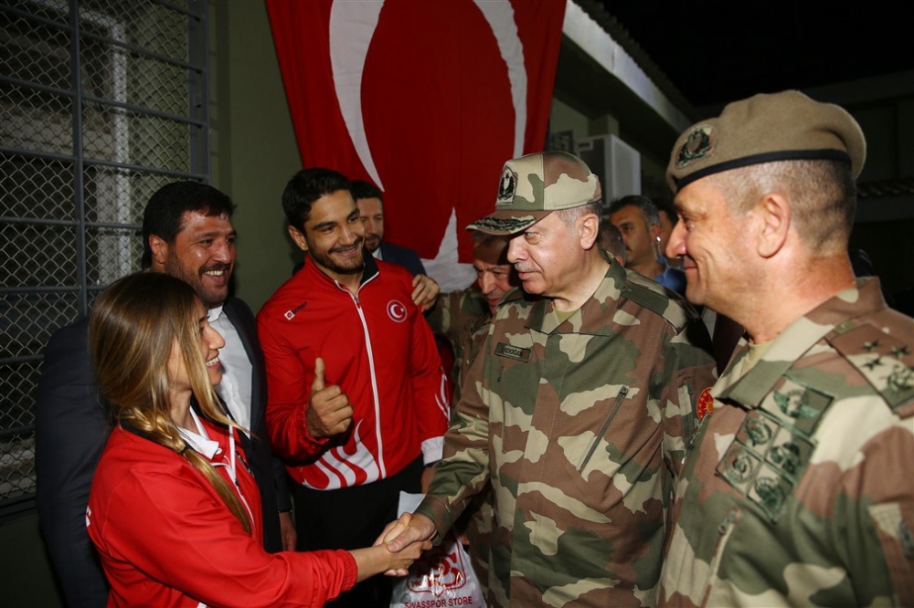 Erdoğan ve ünlü isimler sınırda askere moral verdi 7