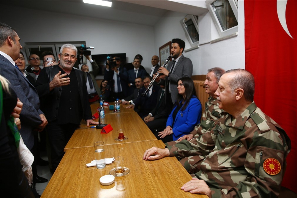 Erdoğan ve ünlü isimler sınırda askere moral verdi 71