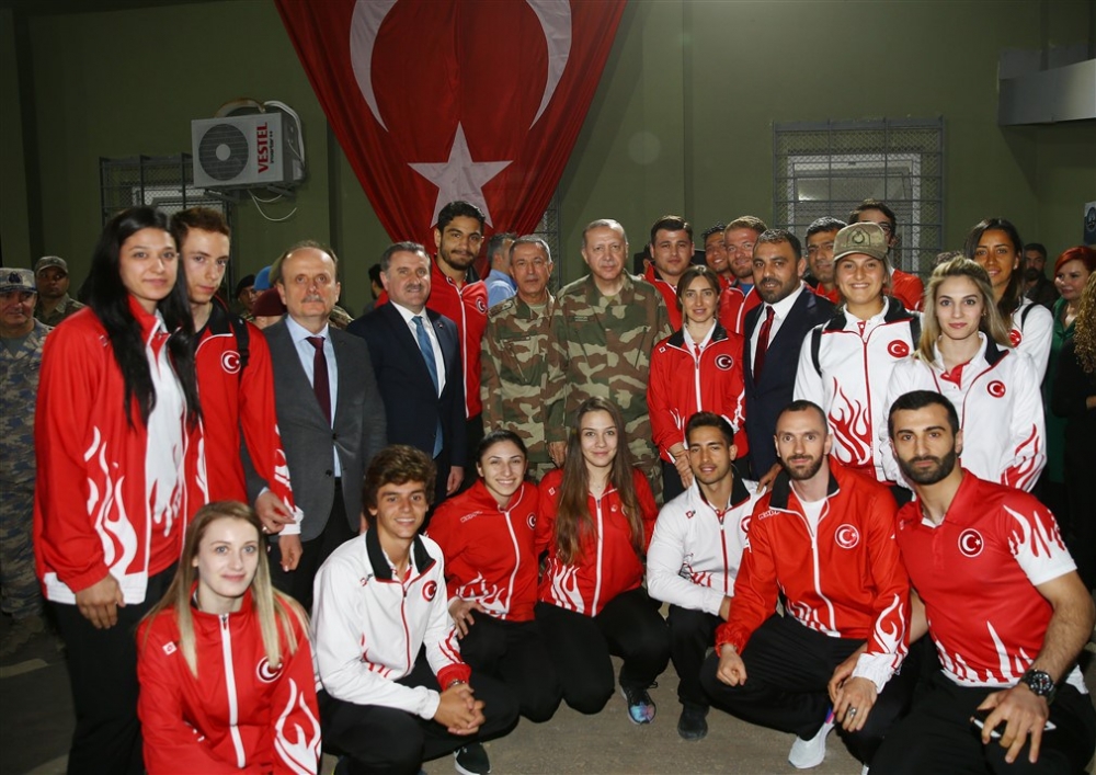 Erdoğan ve ünlü isimler sınırda askere moral verdi 74