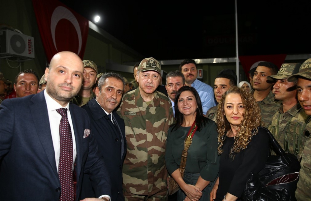 Erdoğan ve ünlü isimler sınırda askere moral verdi 76