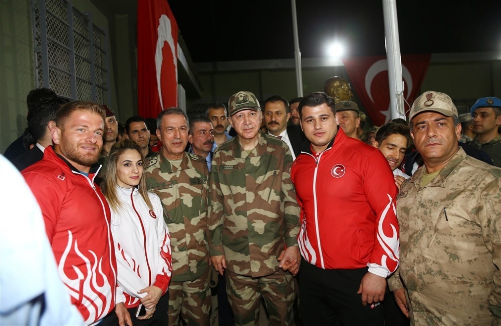 Erdoğan ve ünlü isimler sınırda askere moral verdi 8