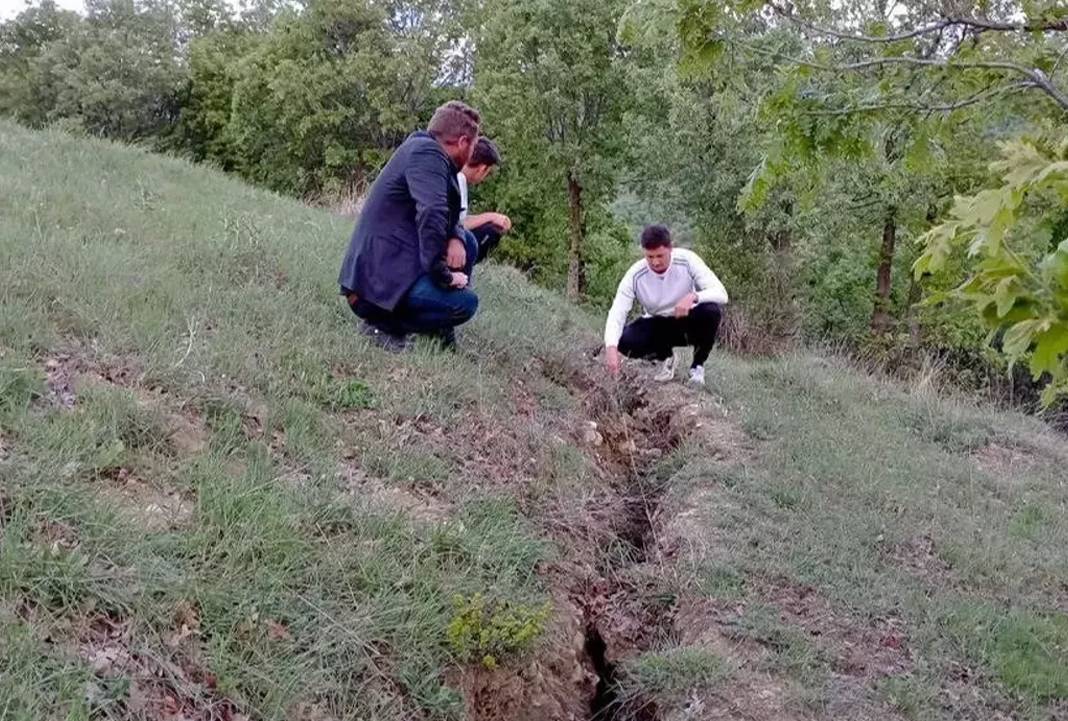 Büyük deprem köyü ikiye böldü: İçine insan bile sığıyor 2