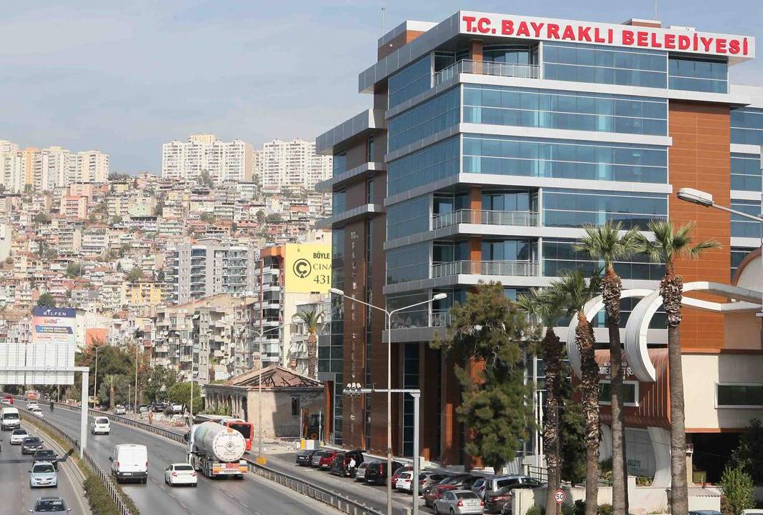 İzmir belediyesinde ‘maaş’ sorunu: Çalışanlar belediyeyi bastı! 4