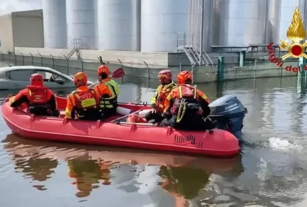 Sel, felaketi yaşattı: 15 kişi yaşamını yitirdi 4