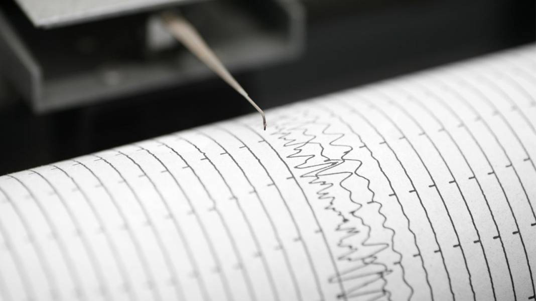 6 ve 5,2 büyüklüğünde iki deprem 1