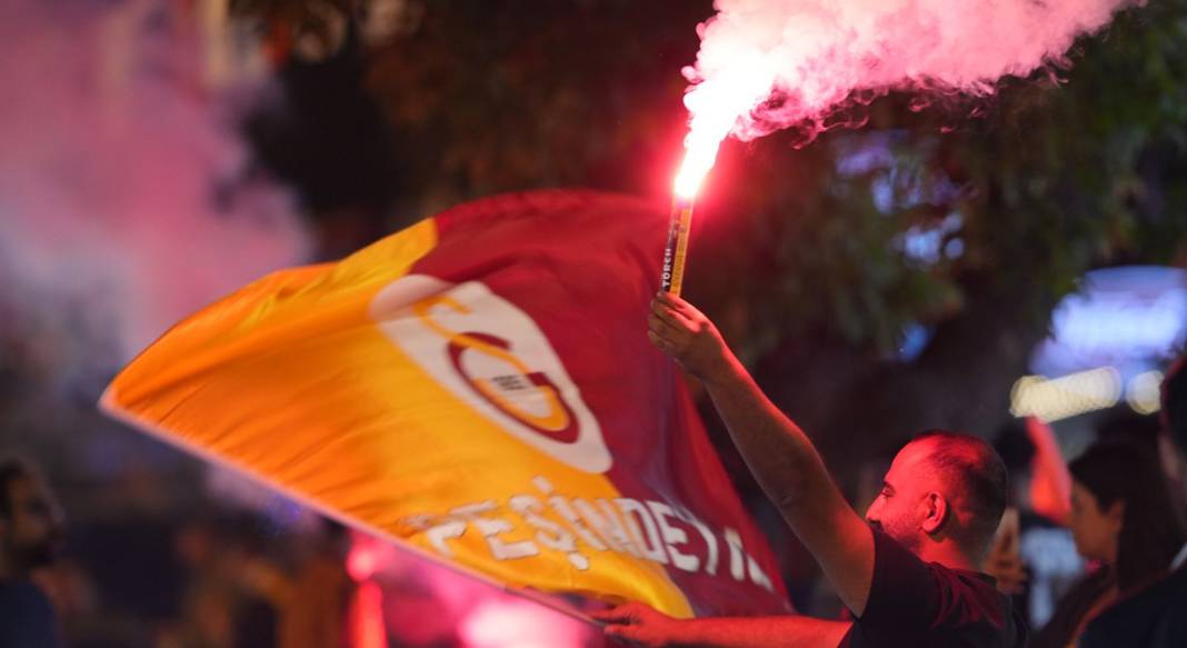 Galatasaraylı taraftarlar şampiyonluğu böyle kutladı 3