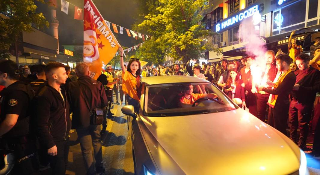 Galatasaraylı taraftarlar şampiyonluğu böyle kutladı 4