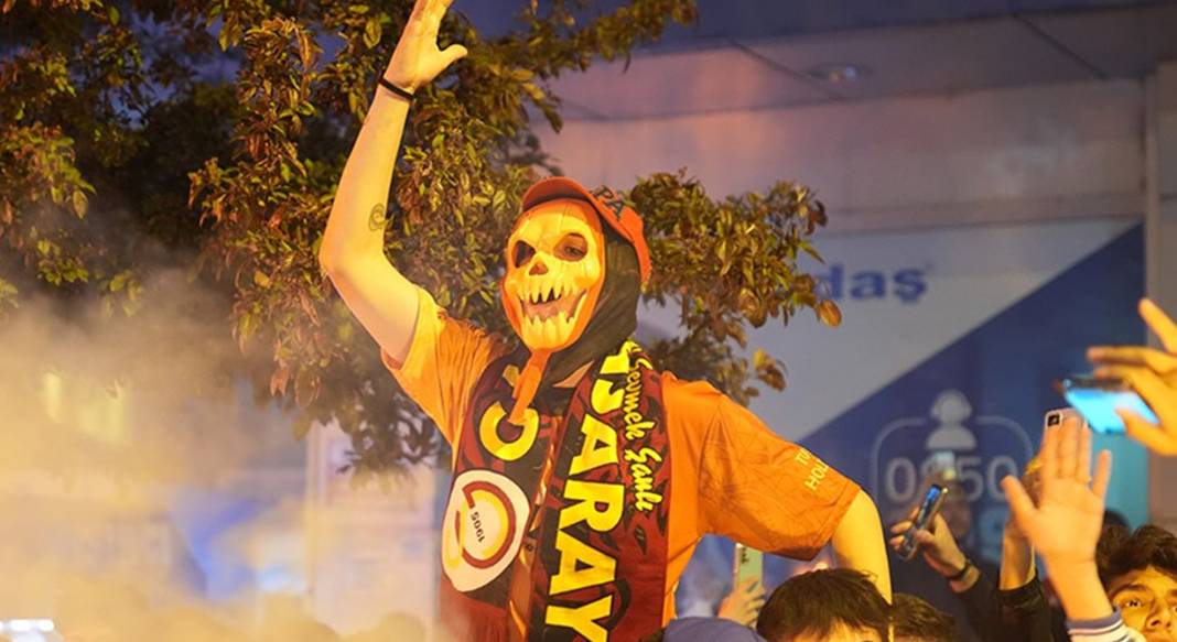Galatasaraylı taraftarlar şampiyonluğu böyle kutladı 6
