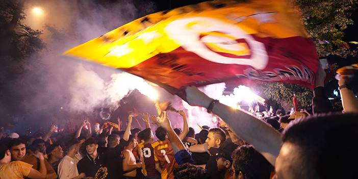 Galatasaraylı taraftarlar şampiyonluğu böyle kutladı