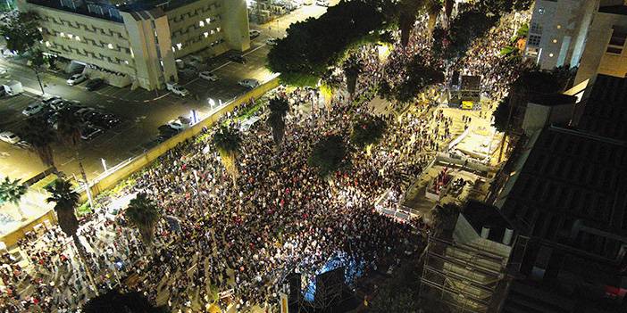 Tel Aviv birbirine girdi! Binlerce kişi Netanyahu'yu protesto etti... 4