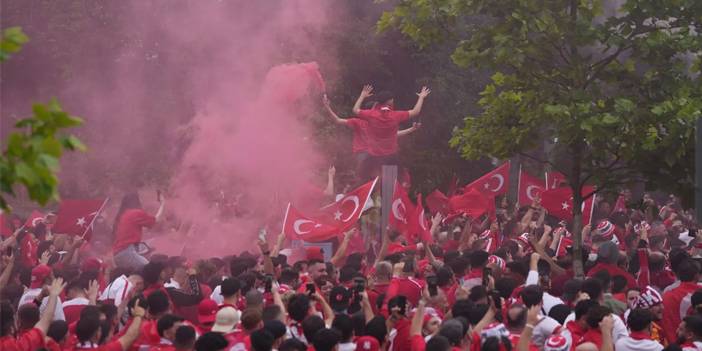 Dortmund'da Türk taraftarlardan şov! Her yer kırmızı-beyaz oldu 2