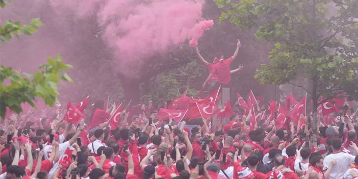 Dortmund'da Türk taraftarlardan şov! Her yer kırmızı-beyaz oldu 5