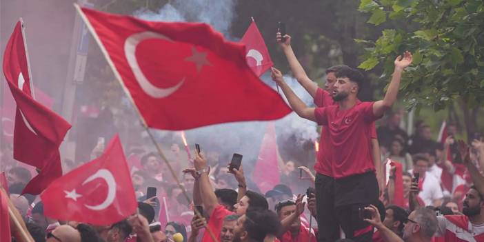 Dortmund'da Türk taraftarlardan şov! Her yer kırmızı-beyaz oldu 6